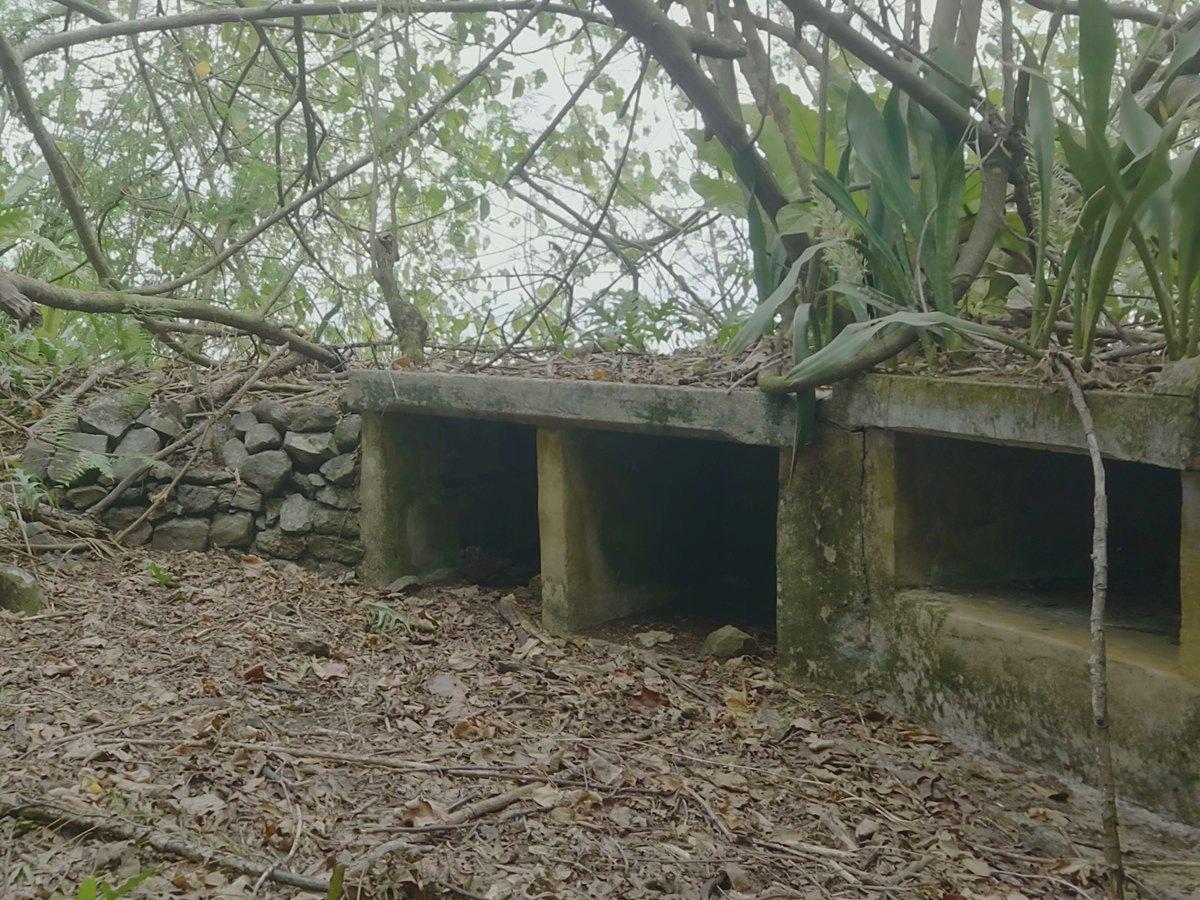 石積みの防壁に沿って並ぶ、高射砲陣地の弾薬庫