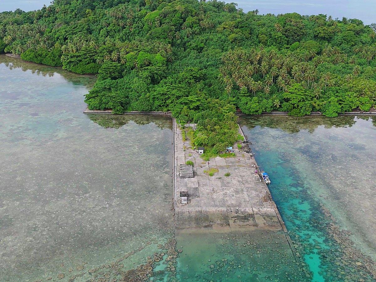 空から見た水上機ランプ——島の緑からラグーンへ延びるコンクリートの滑走台