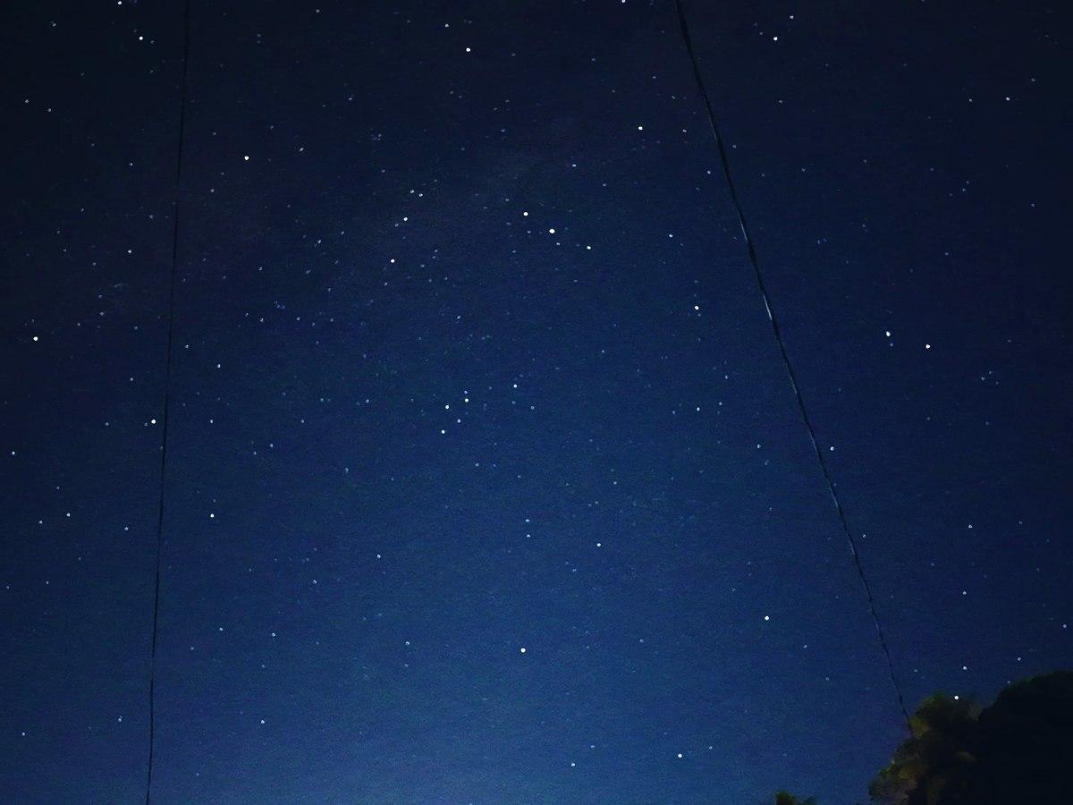 街灯りのない島の夜に広がる満天の星空